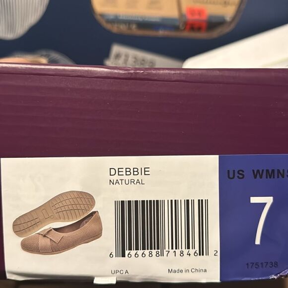 Gloria Vanderbilt Debbie slip on ballet flat with cross strap - Picture 5 of 5